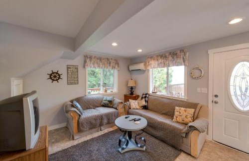 Lakebay House | Herron Island Cabin with Deck Walk to Beach!