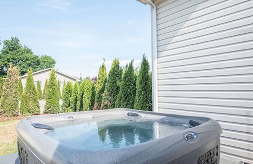 Mount Aetna House | Hershey Retreat | Pool, Spa, Sauna, Plunge, & Pond