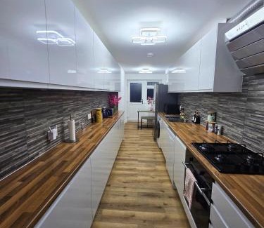 Stevenage House | Hertfordshire - Stylish 6BR Retreat, 3 Parking