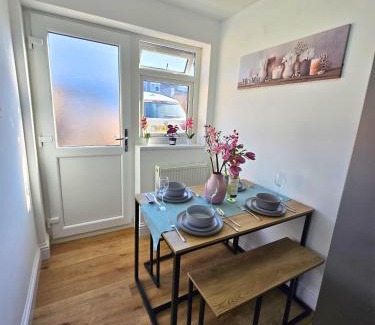 Stevenage House | Hertfordshire - Stylish 6BR Retreat, 3 Parking