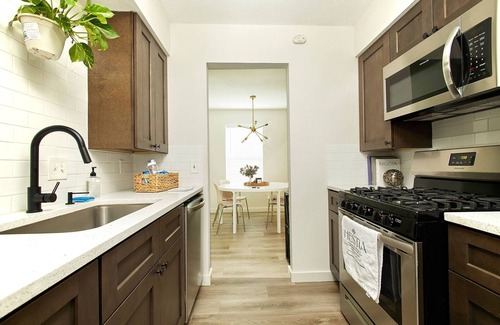 McNeil Hotel | Hestia: Modern Duplex near Apple & The Domain