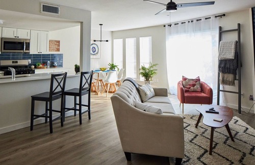 Barrington Oaks Hotel | Hestia: Modern Townhous Near Apple & Domain