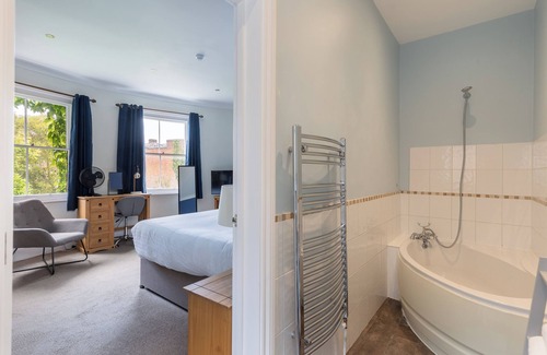 Newport Hotel | Hewitt's Restaurant & Rooms