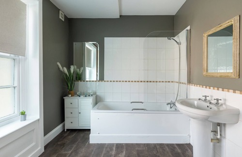 Newport Hotel | Hewitt's Restaurant & Rooms