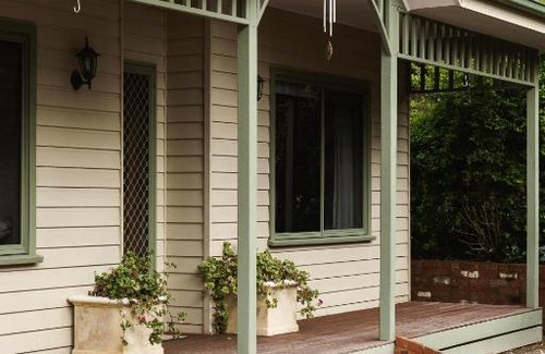 Warburton House | Hey Little Joe - Cosy Retreat with Mountain Views