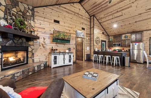 Broken Bow Cabin | Hey There Delilah · Romantic Honeymoon Haven with Private Hot Tub and King Suite