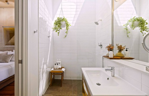 East Cesar Chavez Hotel | Heywood Hotel