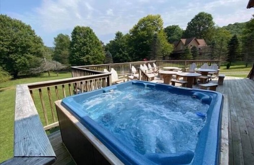 Dryfork House | HF 15 -Perfect Family Retreat! Sleeps 24! Hot tub!