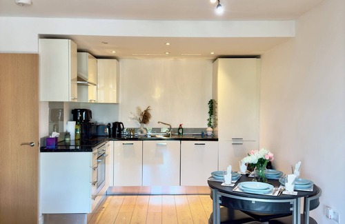 Bloxwich Apartment | HF Suite-The Sage-NEC, Birmingham Airport, Edgbaston, Bullringnn1 Bed Apartment