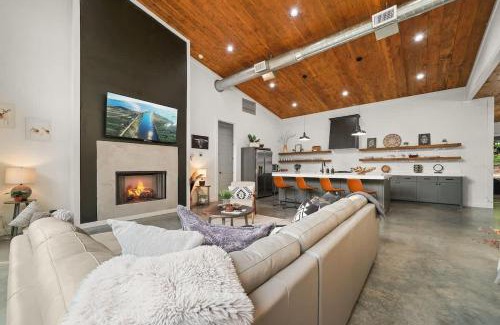 Broken Bow House | HGTV Cabin- 2 Private Acres -Patio Oasis Dogs OK