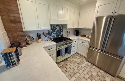Laurel House | HGTV's Hometown house -Southern Charm 3- only 6 minutes to downtown Laurel!