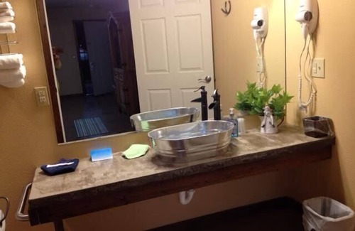 Seymour Hotel | HH Creek Inn