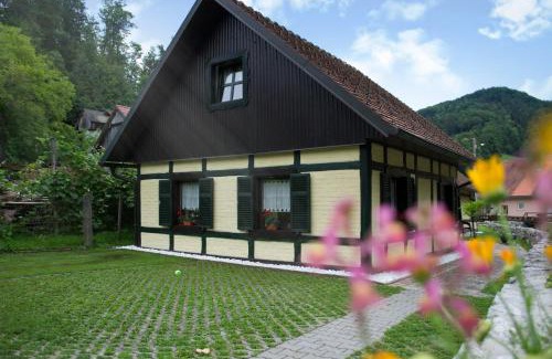 Dobrna House | Hiška ob potoku