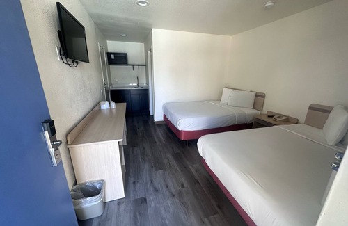 Davis Hotel | Hi-Wheel Flats