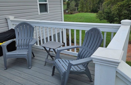 Mount Airy House | Hiatt Rd Farmhouse Charming Remodeled 2-bedroom in lovely Mount Airy on10 acres