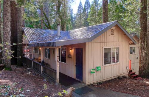 North Wawona House | Hibernation Hideaway- Inside Yosemite- Dog Friendly