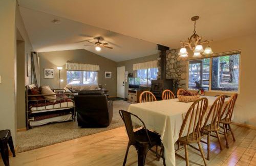 North Wawona House | Hibernation Hideaway- Inside Yosemite- Dog Friendly