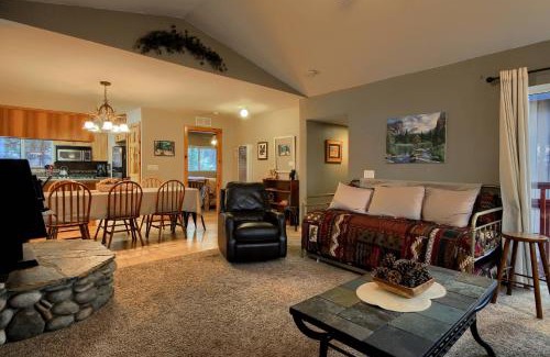 North Wawona House | Hibernation Hideaway- Inside Yosemite- Dog Friendly