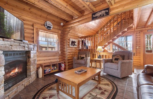 Gatlinburg - Pigeon Forge House | Hibernation Station, 2 BR, Pool Access, Hot Tub, Fireplace, Sleeps 4