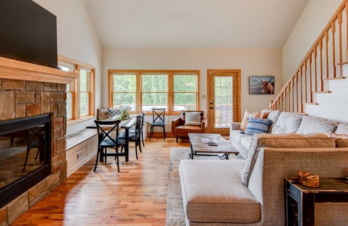 Zionville Cabin | Hibernation Station - Soak in the hot tub, enjoy the long range mtn views!