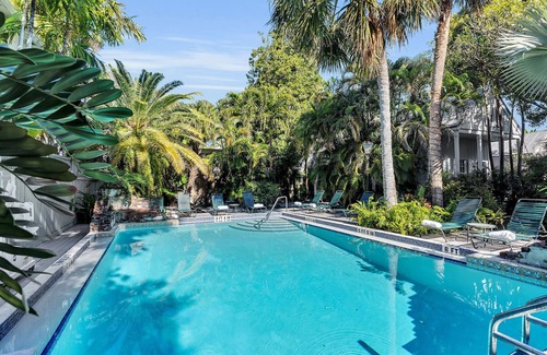 Historic Seaport Cottage | ~Hibiscus Cottage~ Adults Only cottage near Duval with shared pool