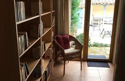Villes-sur-Auzon Apartment | Hibiscus garden apartment
