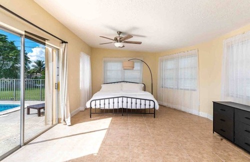 Royal Palm Beach House | Hibiscus Getaway