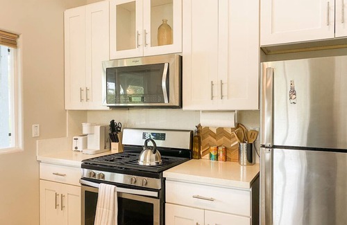 Keaau House | Hibiscus Hale, Full Kitchen, King Bed, Parking