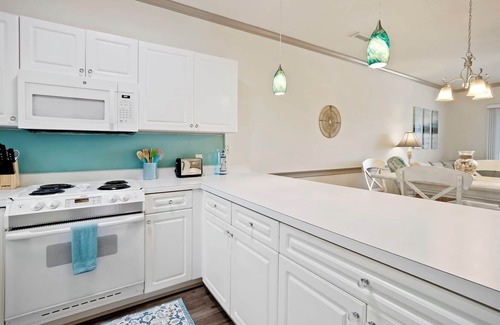 Little River Condo | HIBISCUS HAVEN - Little River - Cute 2B/2B Condo w Pool - 90+ Day Midterm Rental