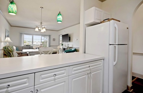 Little River Condo | HIBISCUS HAVEN - Little River - Cute 2B/2B Condo w Pool - 90+ Day Midterm Rental