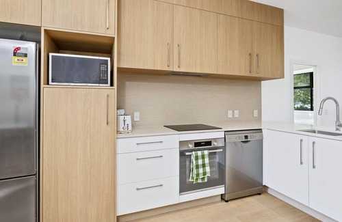 Orewa House | HIBISCUS HAVEN - OREWA HOLIDAY APARTMENT, family friendly in Orewa