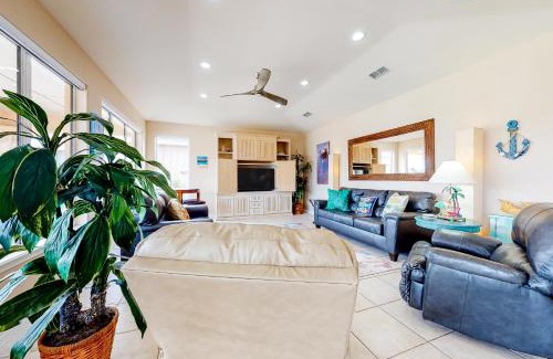 South Padre Island House | Hibiscus Hideaway 208