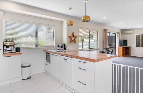 Hatfields Beach House | Hibiscus Hideaway - Orewa Beach Holiday Home