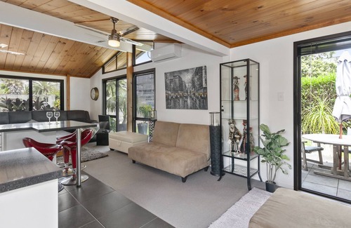 Waiwera House | HIBISCUS HIDEAWAY - OREWA HOLIDAY HOME, family friendly in Red Beach