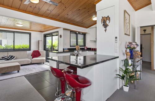 Waiwera House | HIBISCUS HIDEAWAY - OREWA HOLIDAY HOME, family friendly in Red Beach