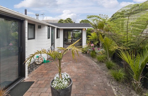 Waiwera House | HIBISCUS HIDEAWAY - OREWA HOLIDAY HOME, family friendly in Red Beach