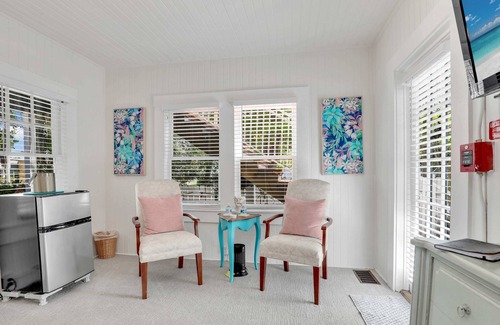 Fort Myers River District House | Hibiscus House Bed & Breakfast Inn Flamingo Suite