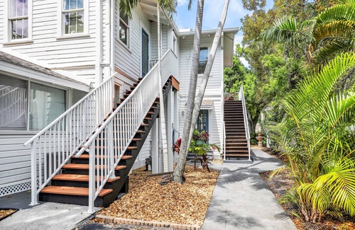 Fort Myers River District House | Hibiscus House Bed & Breakfast Inn Flamingo Suite