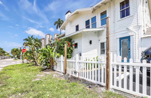 Fort Myers River District House | Hibiscus House Bed & Breakfast Inn Flamingo Suite