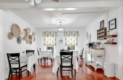 Fort Myers River District House | Hibiscus House Bed & Breakfast Inn Turtle Room Bed-ADA