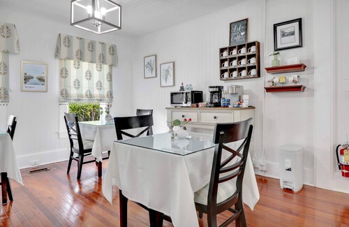 Fort Myers River District House | Hibiscus House Bed & Breakfast Inn Turtle Room Bed-ADA