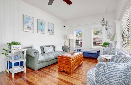 Fort Myers River District House | Hibiscus House Bed Breakfast Inn Turtle Room Bed-ada