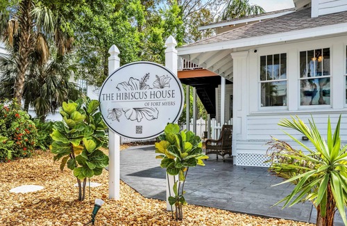 Fort Myers River District House | Hibiscus House Bed Breakfast Inn Flamingo Suite