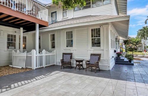 Fort Myers River District House | Hibiscus House Bed Breakfast Inn Parrot Room