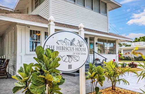 Fort Myers River District House | Hibiscus House Bed Breakfast Inn Parrot Room