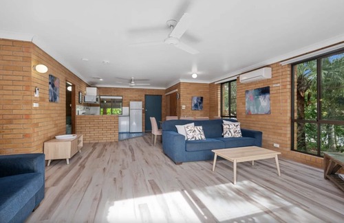 Korora House | Hibiscus Tropic Lodge - A Relaxing Coastal Escape!
