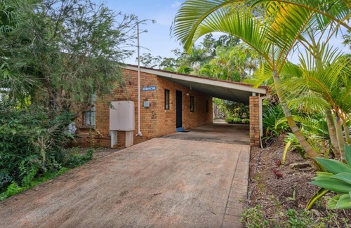 Korora House | Hibiscus Tropic Lodge - A Relaxing Coastal Escape!