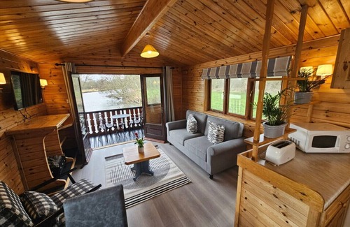 Smallburgh Boat Rental | Hickling Broads Lodge Houseboat