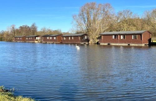 Smallburgh Boat Rental | Hickling Broads Lodge Houseboat