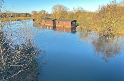 Smallburgh Boat Rental | Hickling Broads Lodge Houseboat